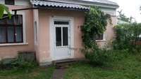 Продаж половини особняка