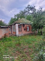 Старий дім з ділянкою землі