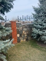 Работа, укладка плит с подрезкой.