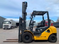 Вилочний автонавантажувач Komatsu, з бічним зсувом та щоглою 4.5 метри. 2018 года випуску (напрацювання 1942 м/год)