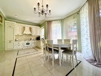 Продаж будинку в класичному стилі