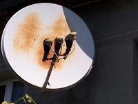 Супутникова антена на три головки