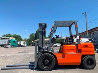 Навантажувач вилковий Mitsubishi на 15 великих нових колесах пневмо, с наработкой 6581 м/ч. Модель: FG30 F13D.