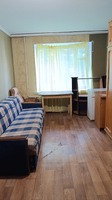 Кімната в гуртожитку, залишаються меблі та техніка