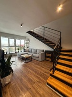 Продаж дворівневої квартири з панорамними вікнами та індивідуальним опаленням