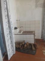 Дом,4 комнаты, печное отопление и газ. Требуется косметический ремонт.