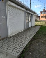 Три кіоски на зупинці громадського транспорту